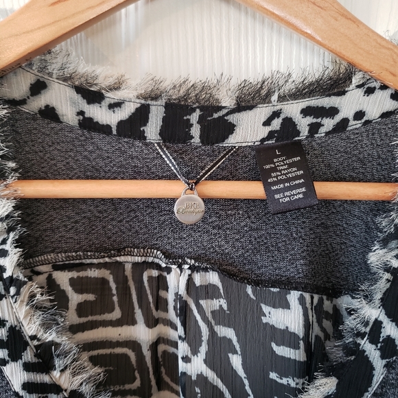 BKE Boutique blouse - Picture 2 of 3